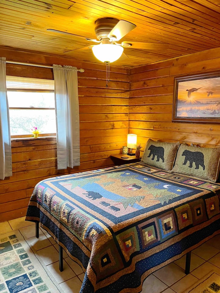 Kitanda cha ukubwa wa malkia. Kuna taa iliyo na kituo cha kuchaji karibu na kitanda na televisheni iliyowekwa ukutani. 