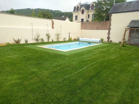 Charming house with swimming pool, beach, city center