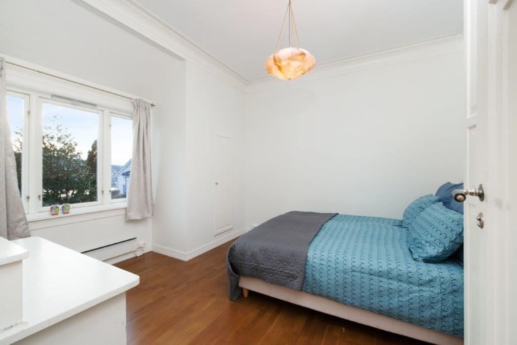 Bedroom 1 w/ 160x200 cm bed and an extra bed 80x200 cm.