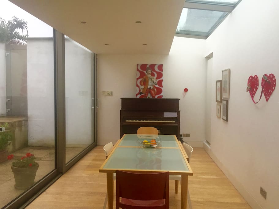 Dining/Courtyard
