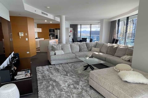LUX 4 Bed Oracle lev 31  Heart of Broadbeach+Views