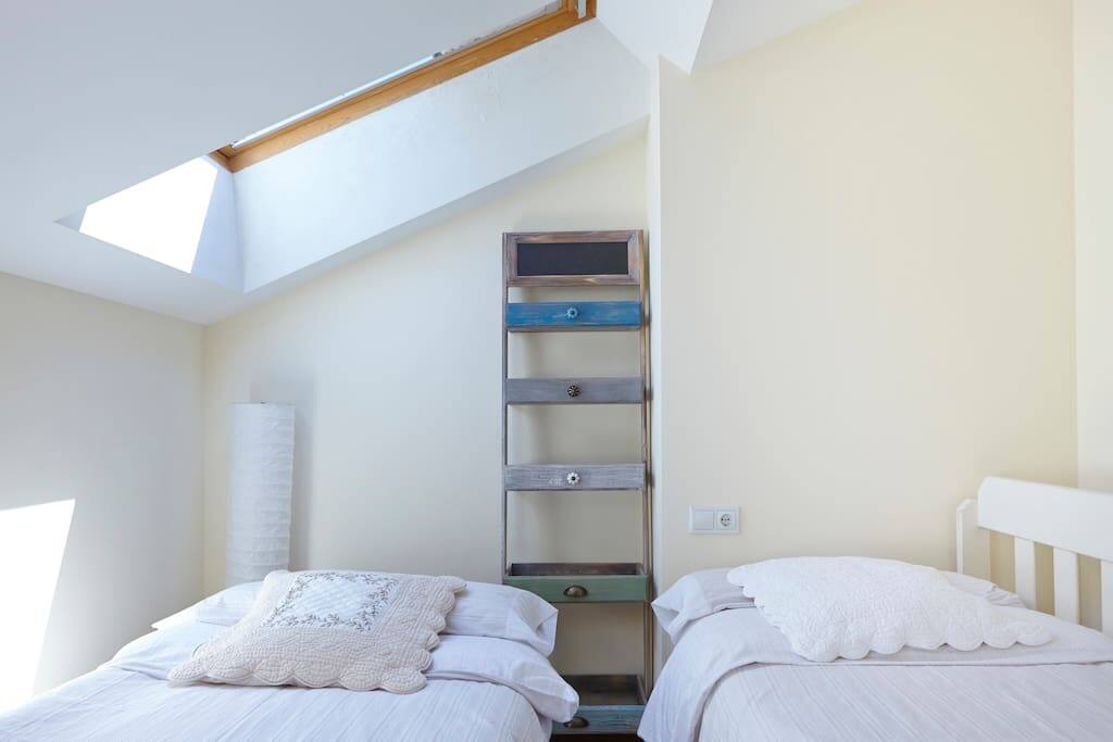 habitación con dos camas individuales