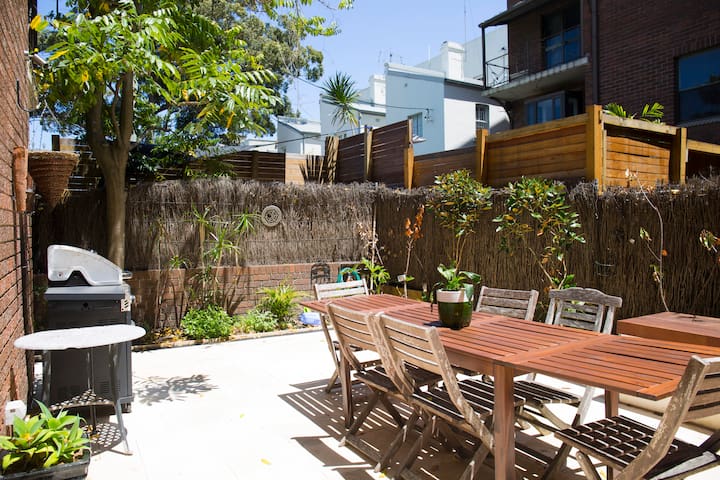 Inner-city sanctuary. Trendy area & huge courtyard