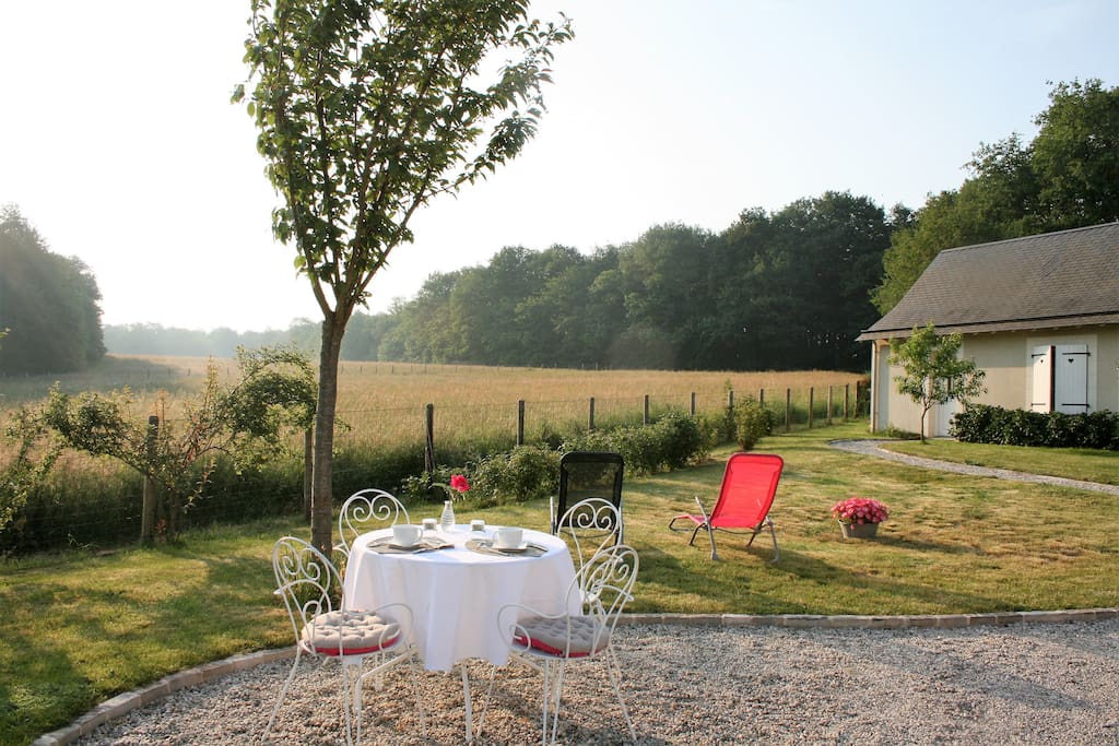 Possibilité de prendre le petit déjeuner en extérieur,avec une vue sur la nature.