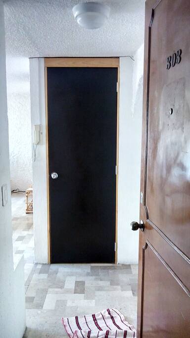 Welcome to my appartment. Entrada.