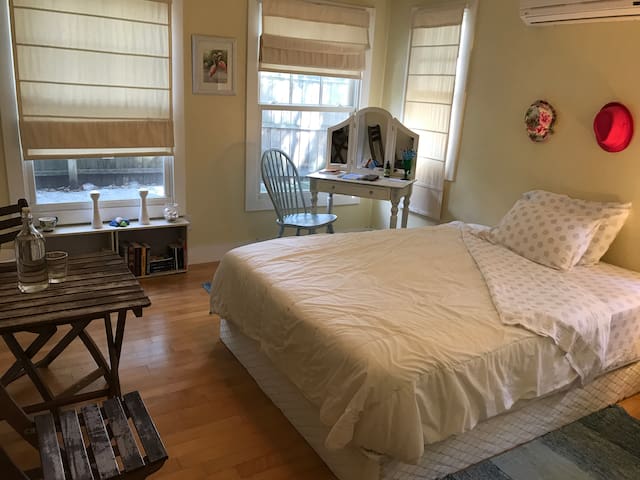 Private and quiet bedroom with en-suite bathroom.