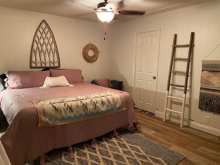 تحتوي غرفة النوم الرئيسية على سرير كبير وحمام خاص ومرايا كاملة الطول وسرير مزدوج.