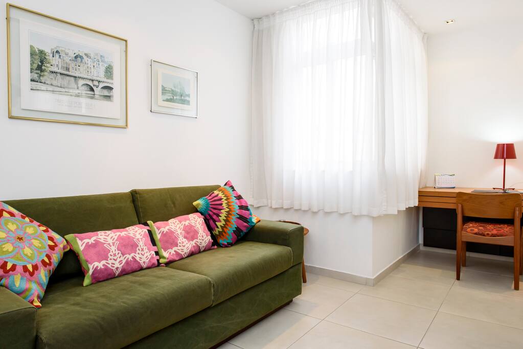 sofá-cama para duas pessoas, claro e ventilado