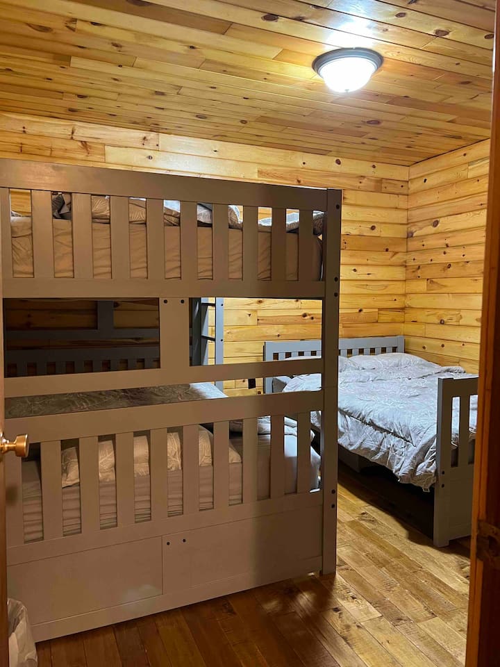 Dormitorio dos
1 litera llena sobre llena
1 cama de matrimonio
Armario y cajones para poner tu ropa. 