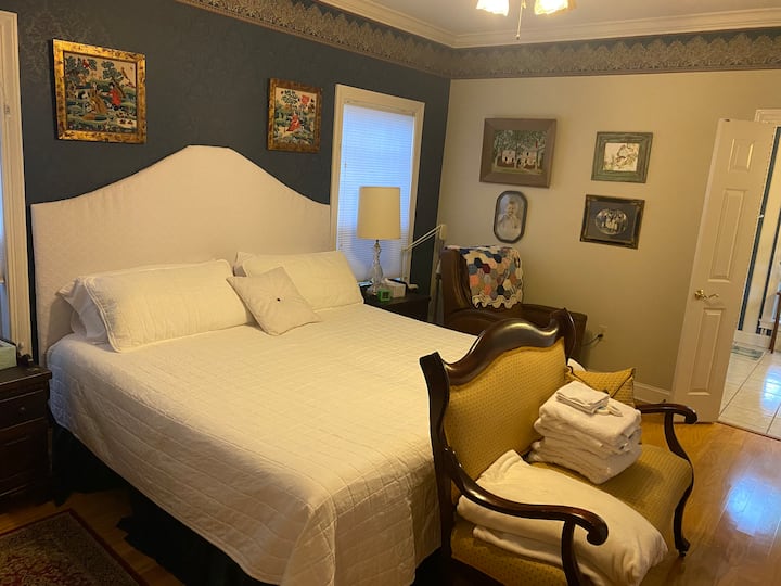 Spavaća soba u prizemlju s bračnim krevetom.