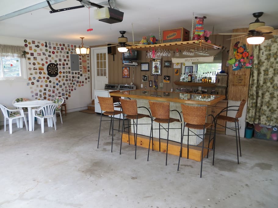 Tiki bar in garage with TV/DVD/VCR, washer/dryer, screened door