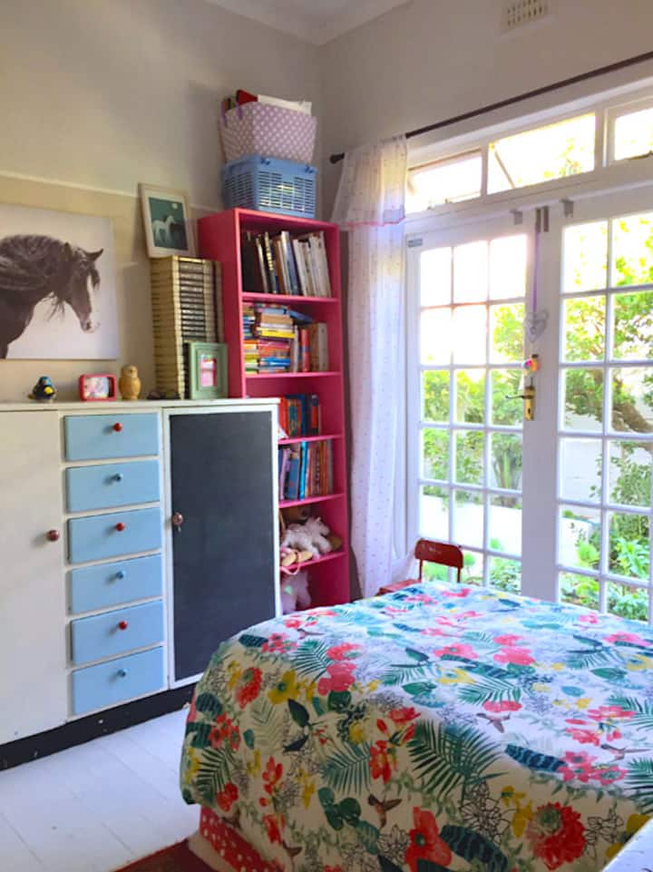 ห้องนอนเด็กที่สดใสและร่าเริง