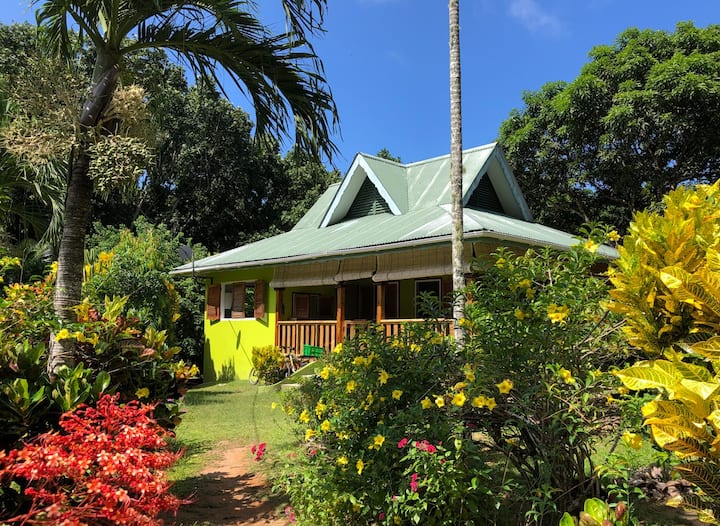 Holiday home in tropical garden  (Bois d'Amour)