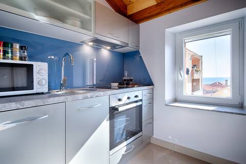 Popular Airbnb listing: NEW!A peaceful haven - 3 mins to Town & Beach - 2F in Grad Vis