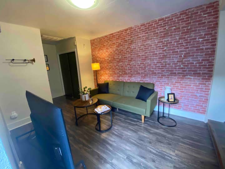 Uptown Creole Cottage next to Magazine St. Houses for Rent in New