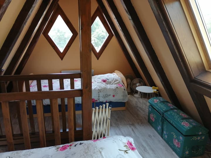 ห้องนอน 3 พร้อมเตียงเดี่ยว 2 หลัง