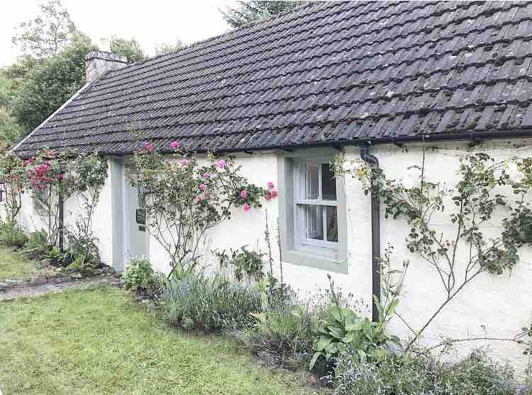 Bridge Cottage with private garden and river view Cottages for Rent