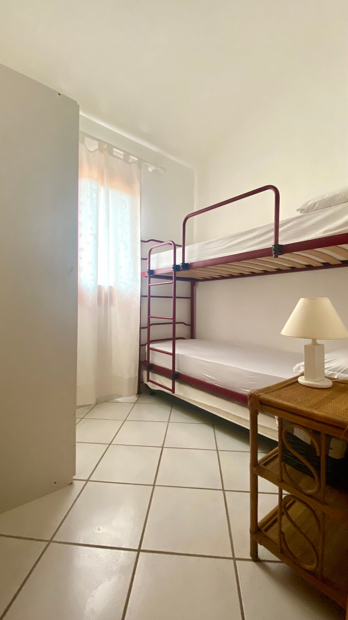 غرفة نوم بسرير بطابقين 