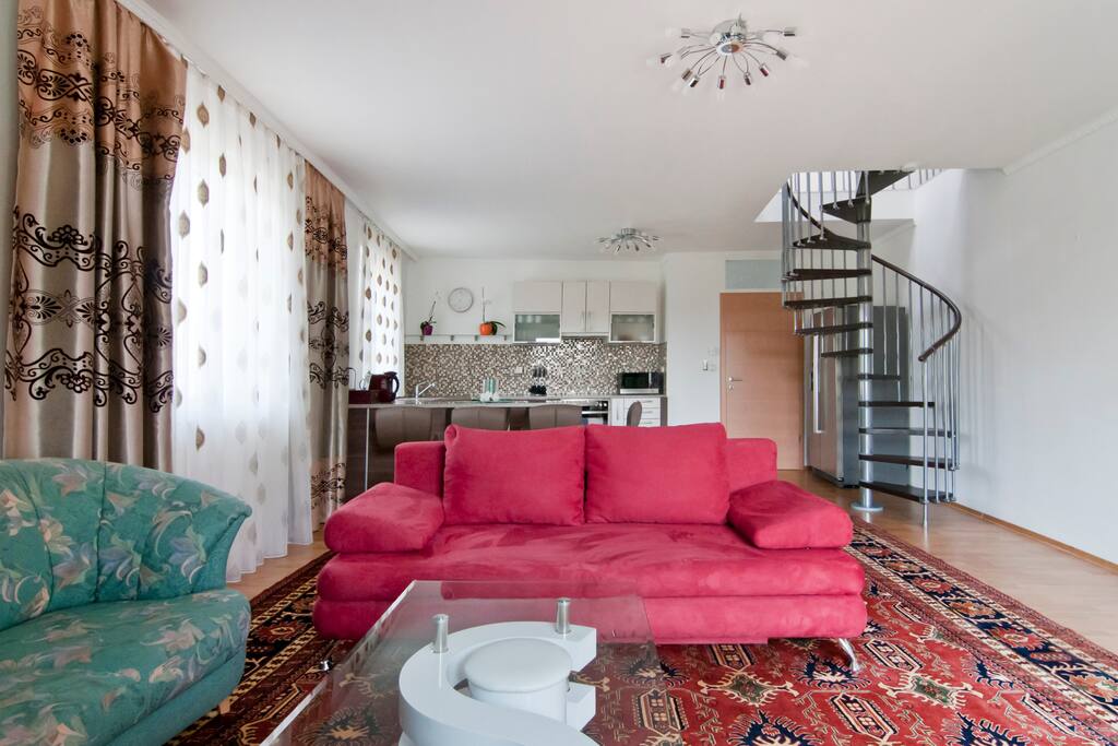 Wohnzimmer mit Essbereich und Küche
