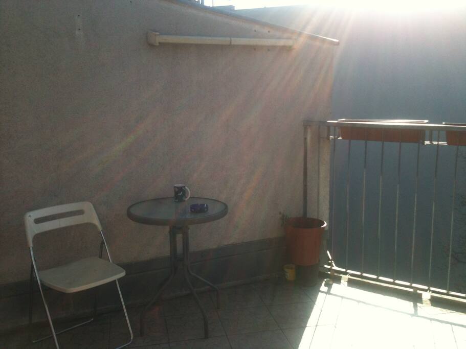 Balkon: Jetzt noch etwas karg, bald wird es etwas grüner. Die Sonne ist aber jetzt schon da.