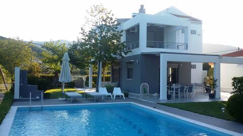 Platamon modern Villa