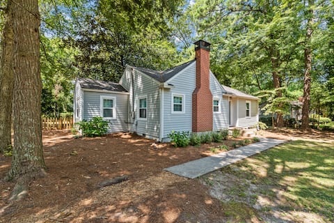 Chic Farmhouse on Main St – Dog Friendly + WiFi