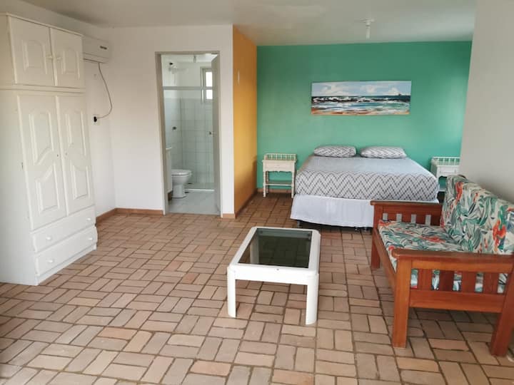 Suite 1. Situata al primo piano, ha un armadio e l'aria condizionata.