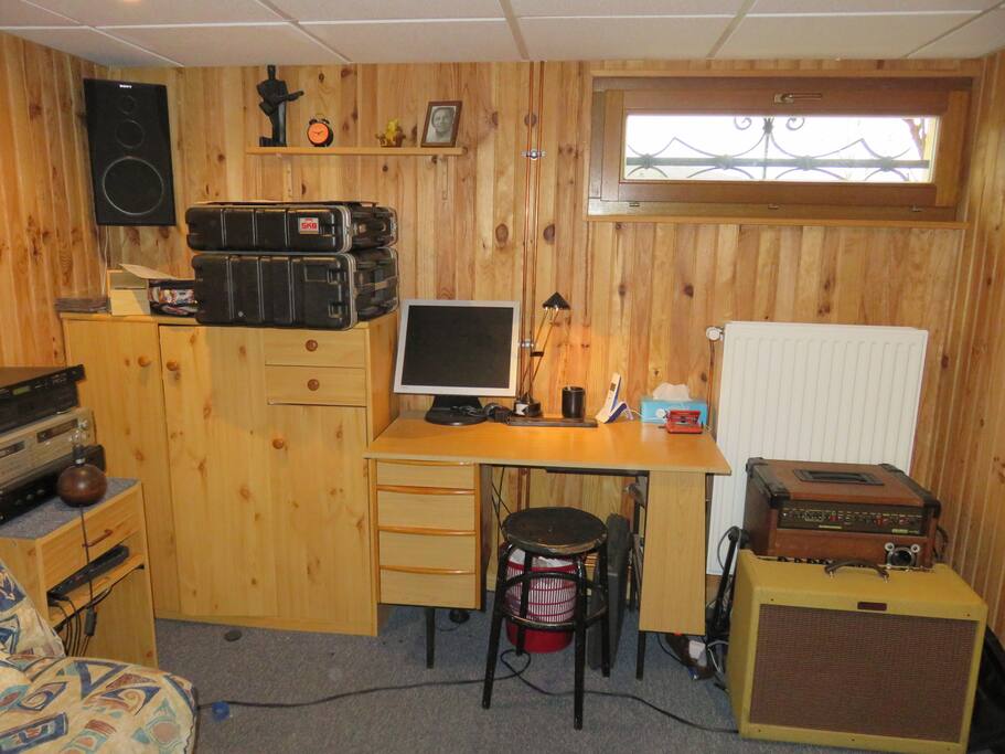 Vous avez un bureau pour travailler. La pièce est équipée d'un répétiteur pour améliorer le signal WiFi.