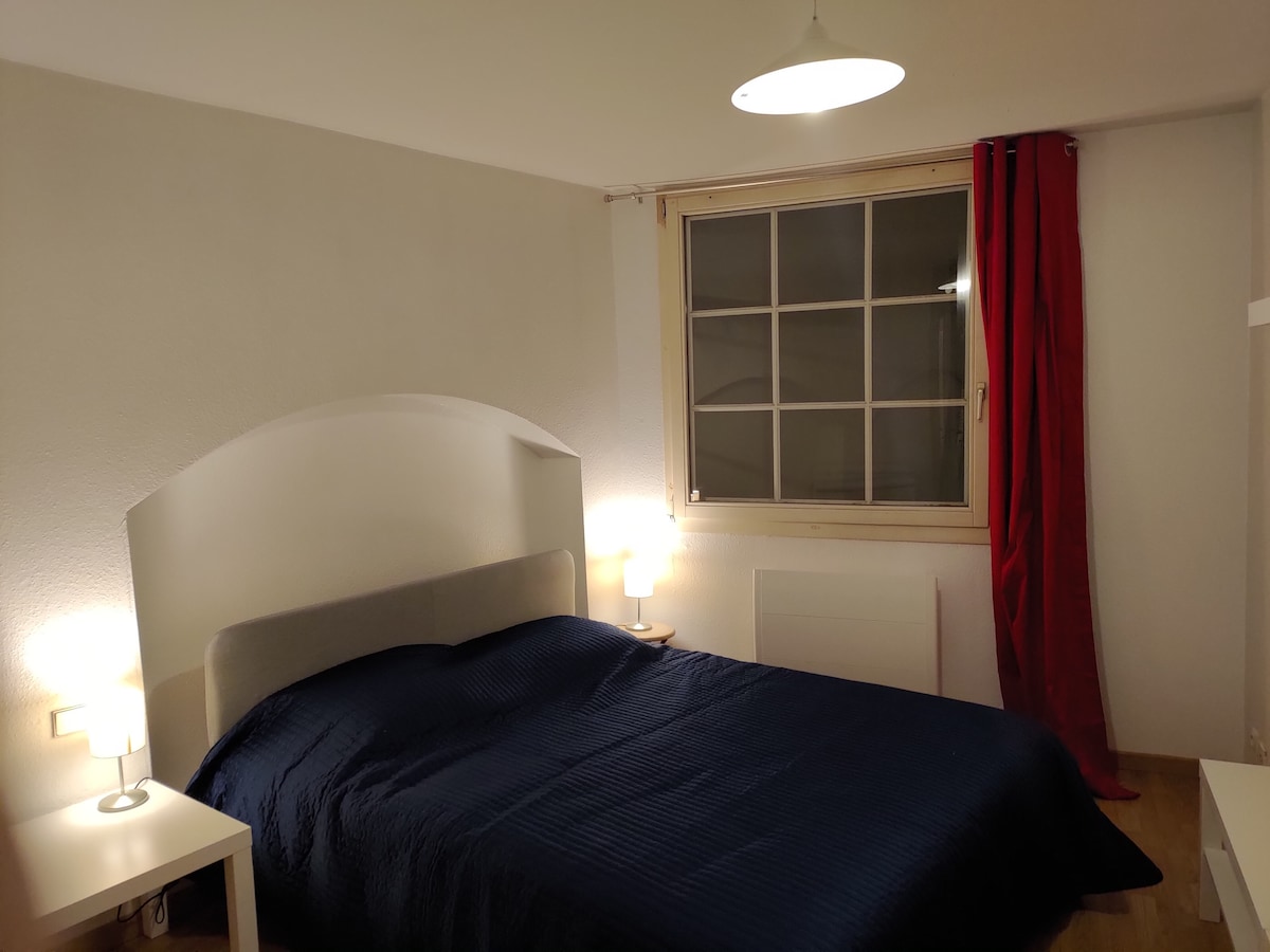 Dormitorio separado con baño privado.