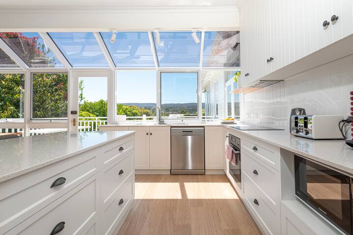 Well-located Home- inc King Master, 2 Queen Rooms gallery image 4