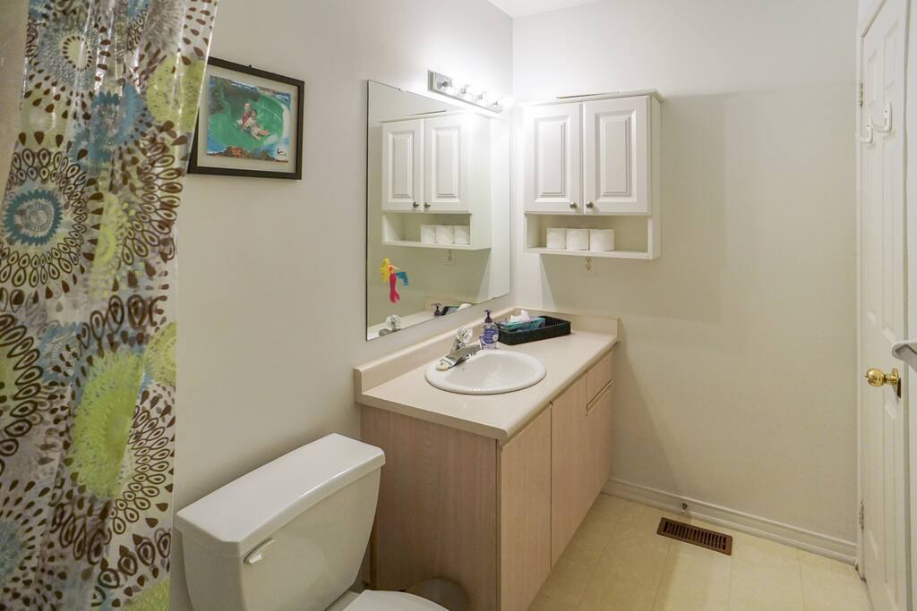 Full Guest Bathroom | Towels Provided
