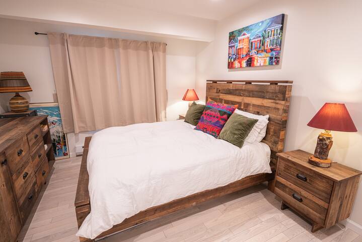 SNOW! 4Bed WALK @ Village; Modern Mountain Oasis