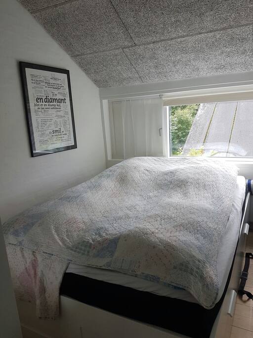Soveværelse med 140 cm seng