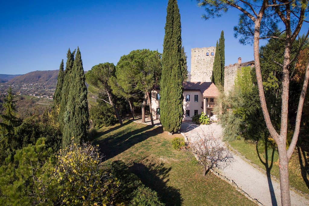 Il B&B e il muro del Castello Superiore
