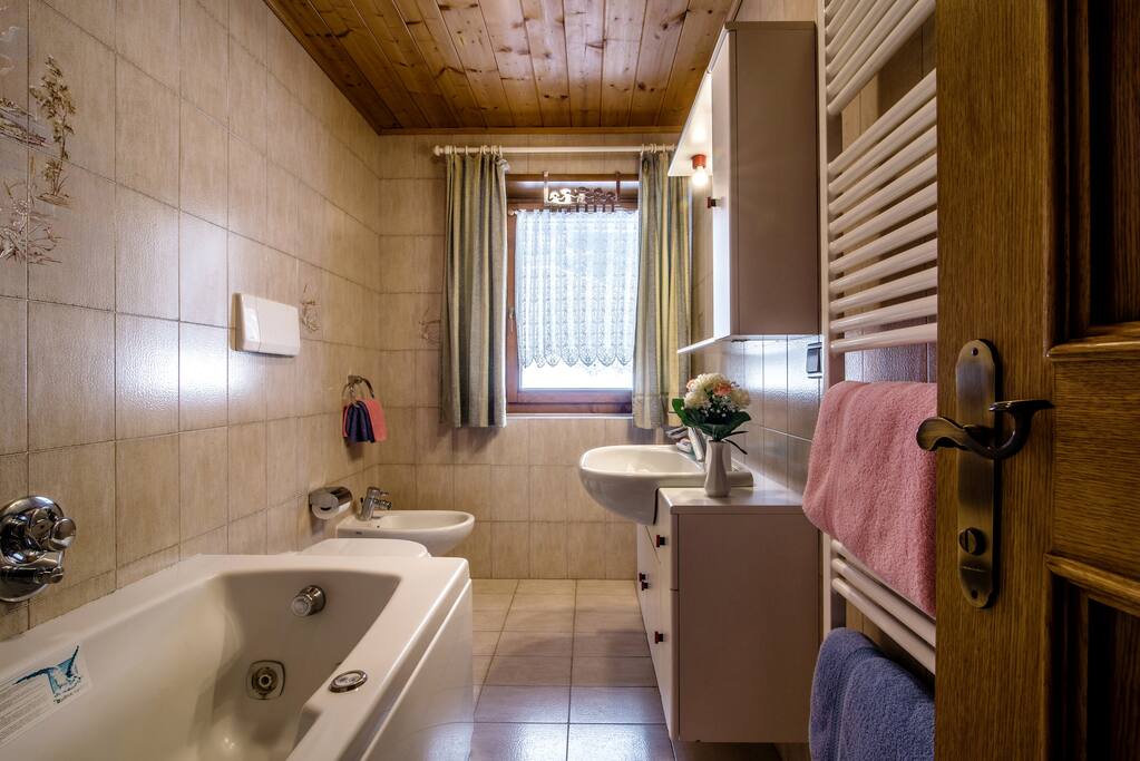 Bagno con vasca da bagno