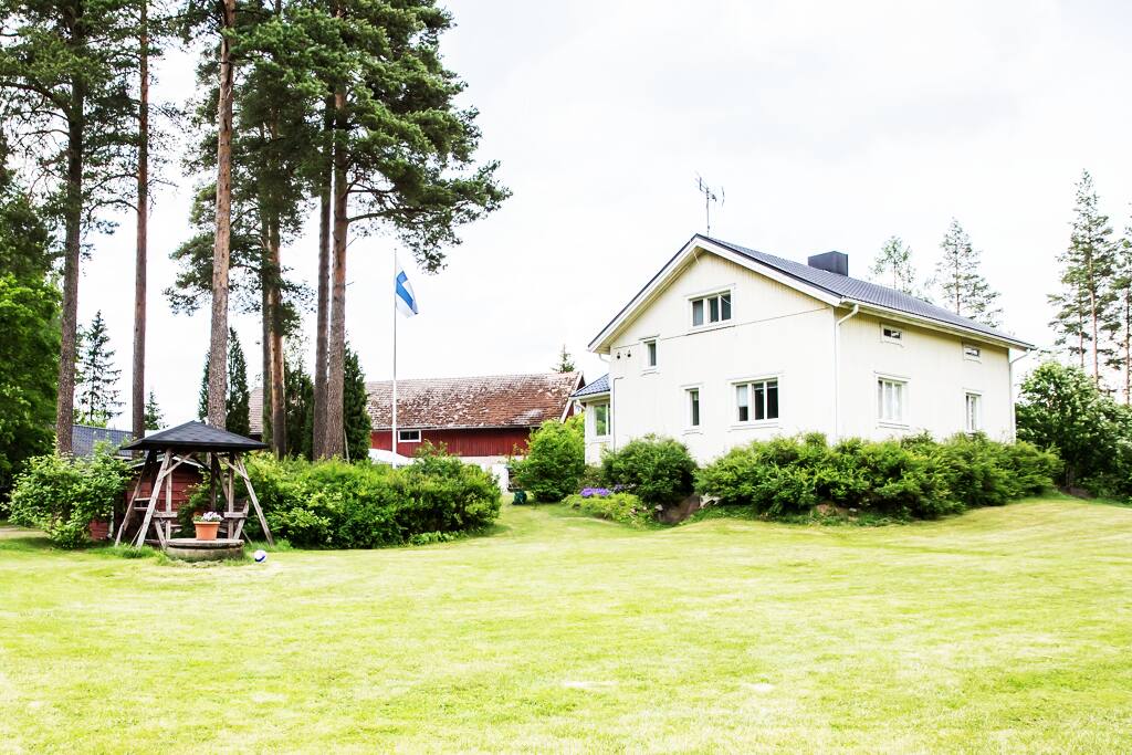 Pihanäkymää. Laaja pelikenttä
