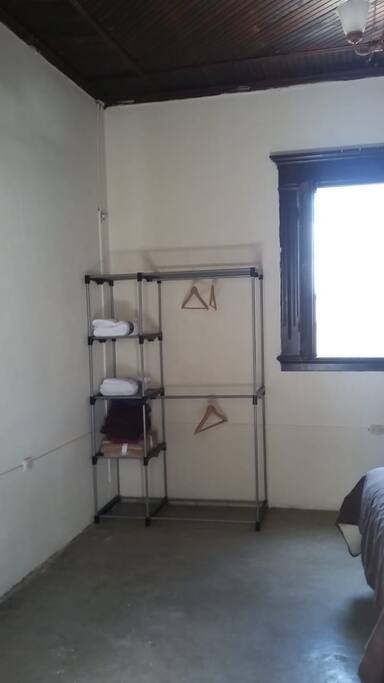 Closet y ventana.