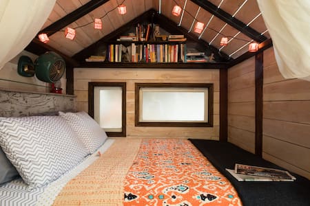 Comuna Factory Tiny Cedar Pagoda Room