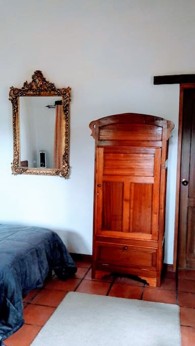 En las habitaciones encontraras piezas de arte de artistas locales y muebles antiguos restaurados. In the rooms you will find pieces of art by local artists and restored antique furniture.