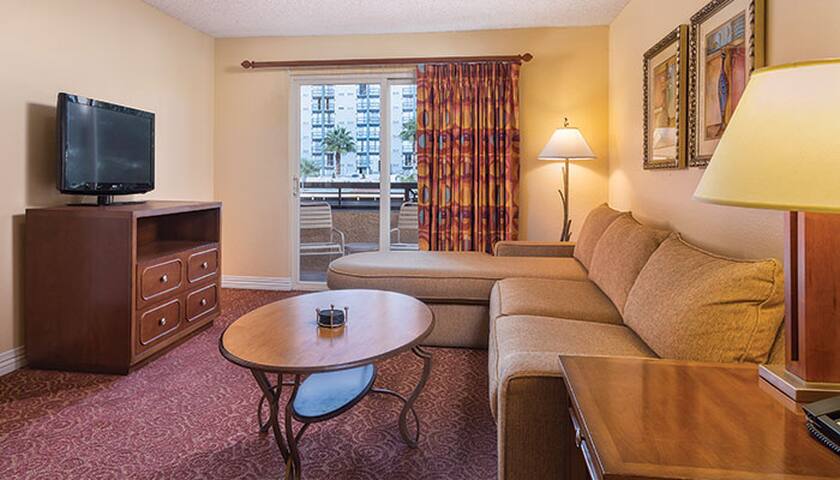 Relaxing 2br, 1.5 blocks to Strip gallery image 4