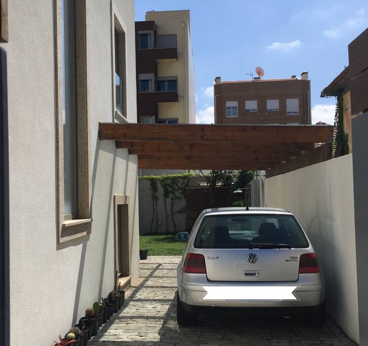 Entrada e Parqueamento /
Entry and parking