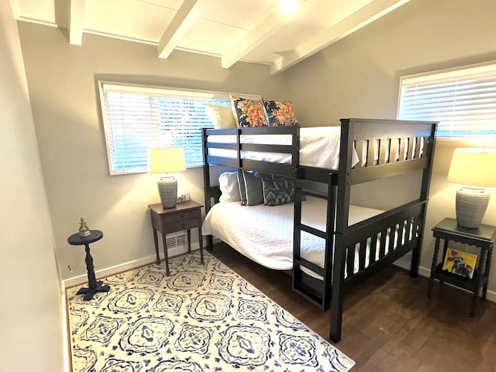 Camas llenas de tamaño completo con ropa de cama y almohadas nuevas 