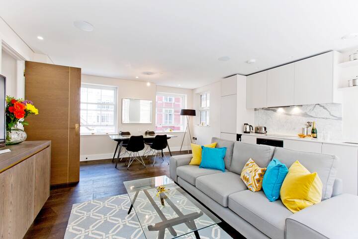 Elegant and Stunning 2 Bed and 2 Bath in Pink Mews gallery image 2