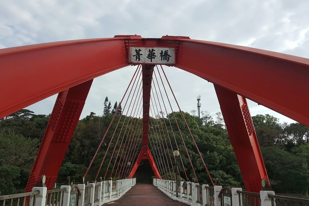 出租車停車處,沿著堤防到達“燕子家”