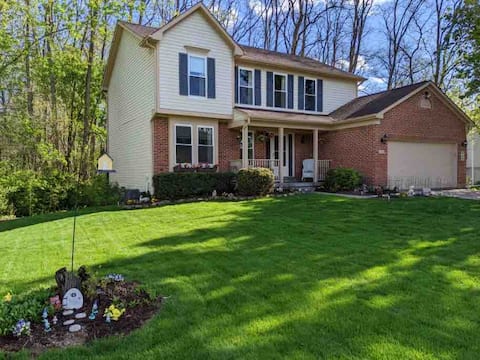 Woodsy Retreat with Hot Tub close to Grand Park