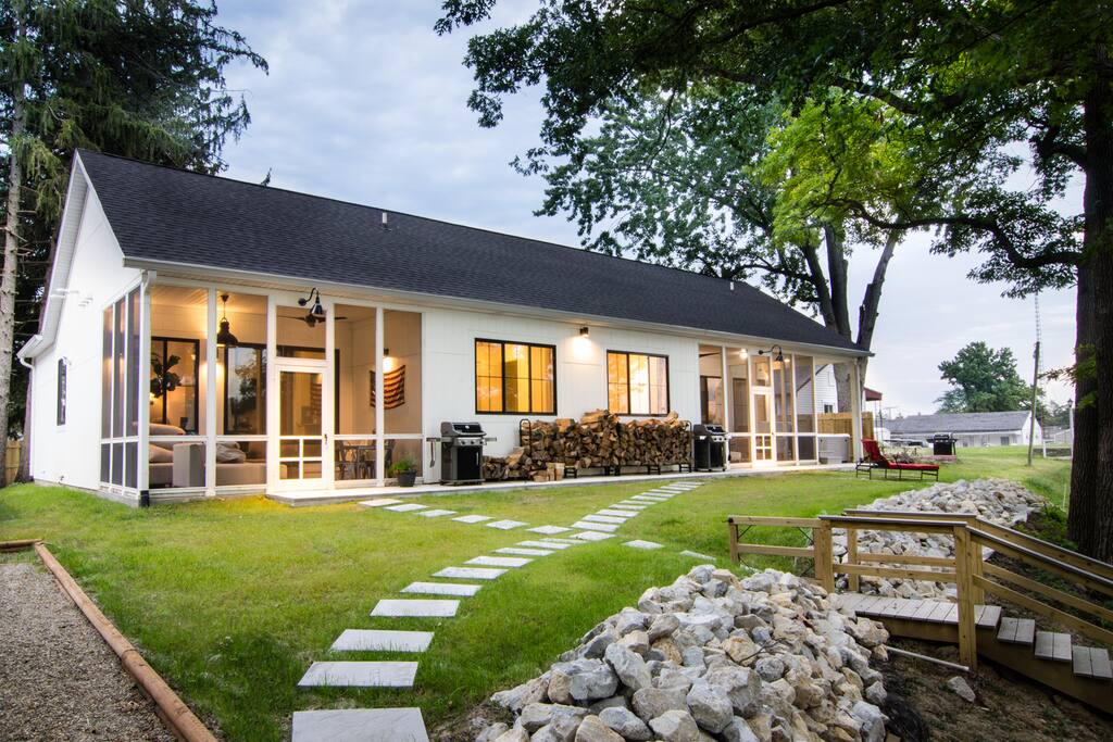 Sleeps 15...Hot tub, fireplace, lakefront! Houses for Rent in