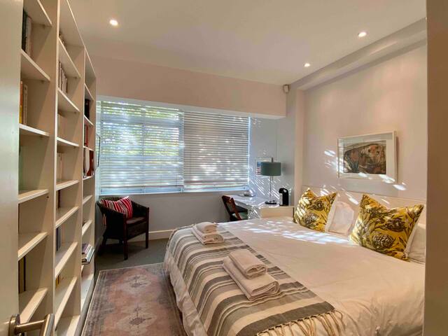 Peaceful garden apartment, 2 minutes to beach. gallery image 4