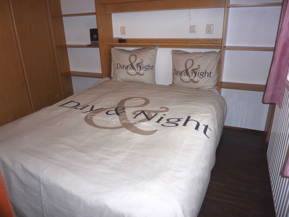 1号卧室、双人床、带滑动门的大衣橱、立体声音响。