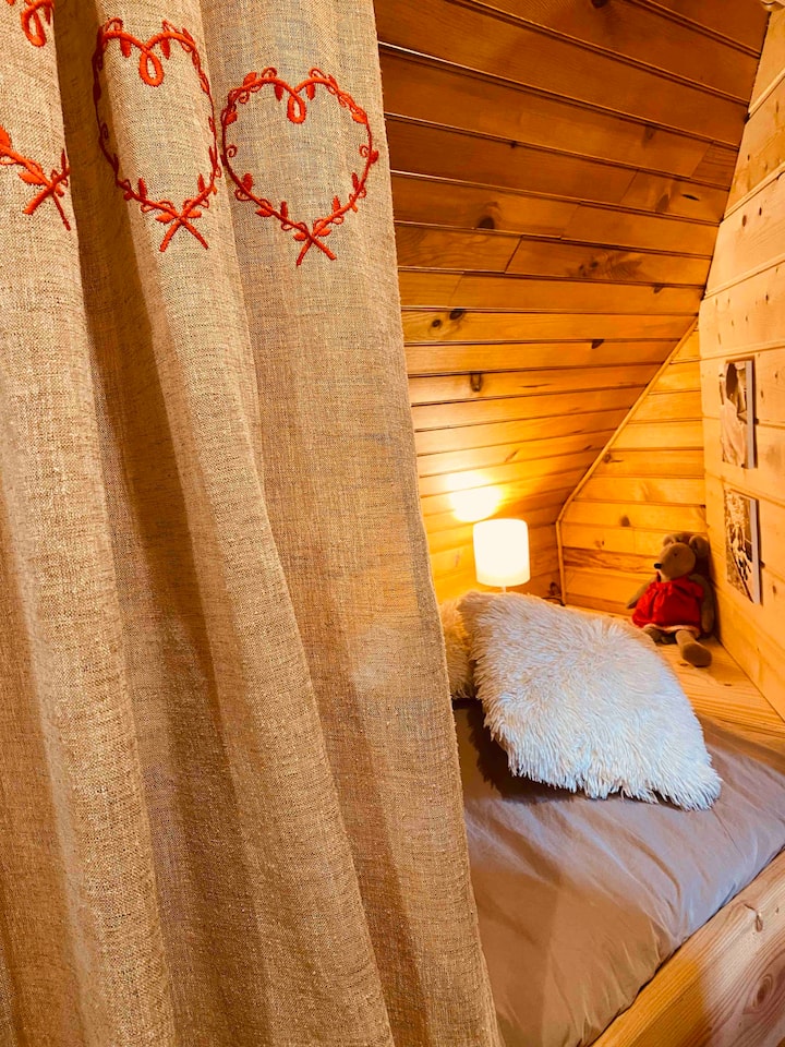 Едно от двете малки 90 легла, монтирани на горния етаж, наречено „дървени легла“ от децата ни. Сгушени в малки дървени ниши, те обикновено обичат малките! 