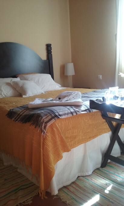 Quarto amarelo com cama de 1,60 x2,00m